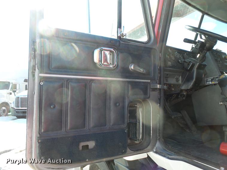 image for item DV9597 1993 Mack CH613 flatbed truck