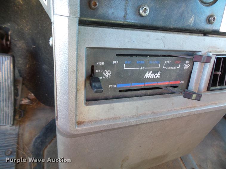 image for item DV9597 1993 Mack CH613 flatbed truck