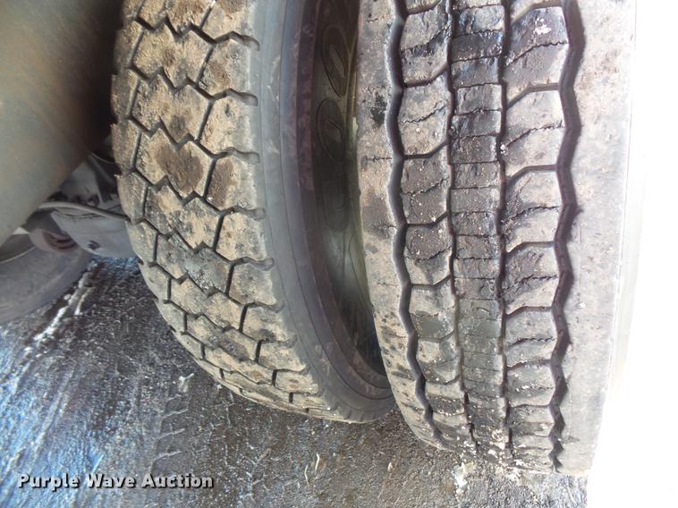 image for item DV9597 1993 Mack CH613 flatbed truck