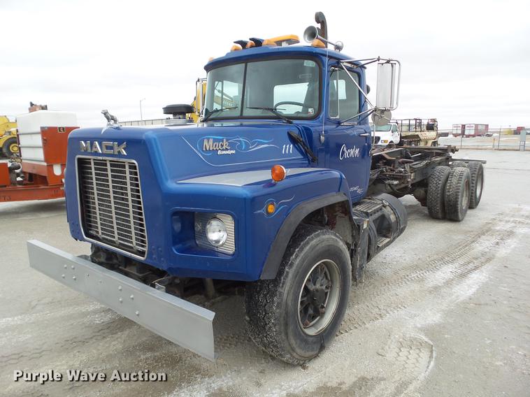 image for item DZ9253 1991 Mack RB690S roll off truck