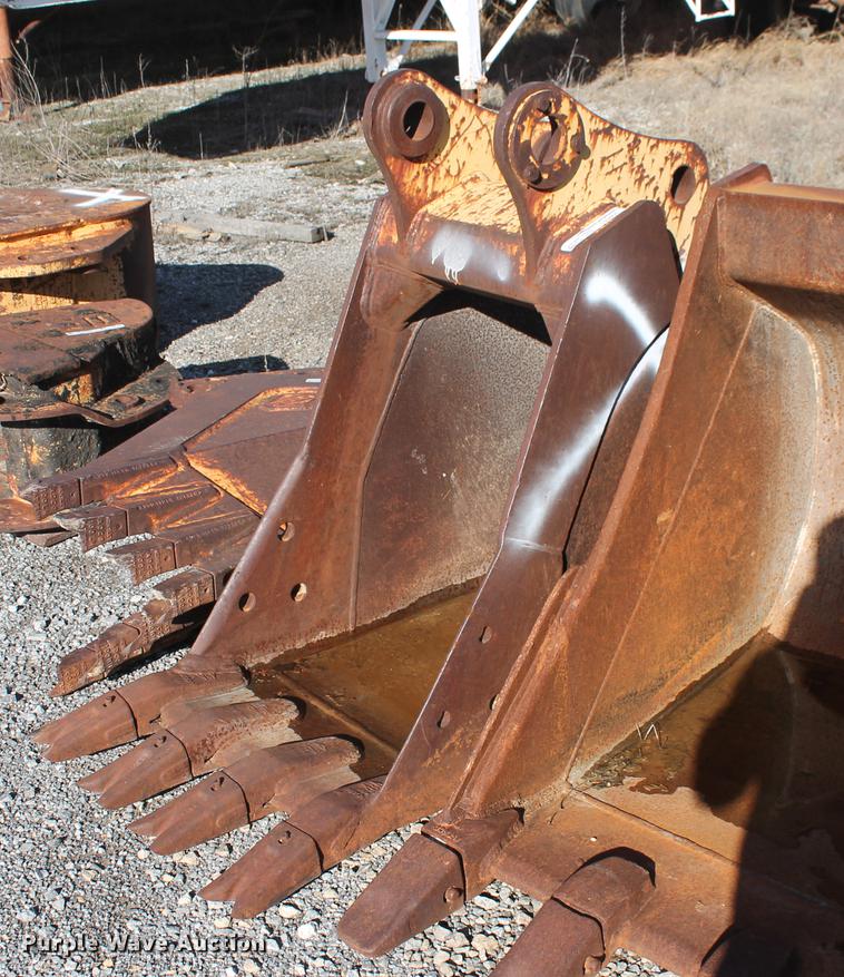 image for item DZ9854 John Deere 490E 24"W excavator bucket