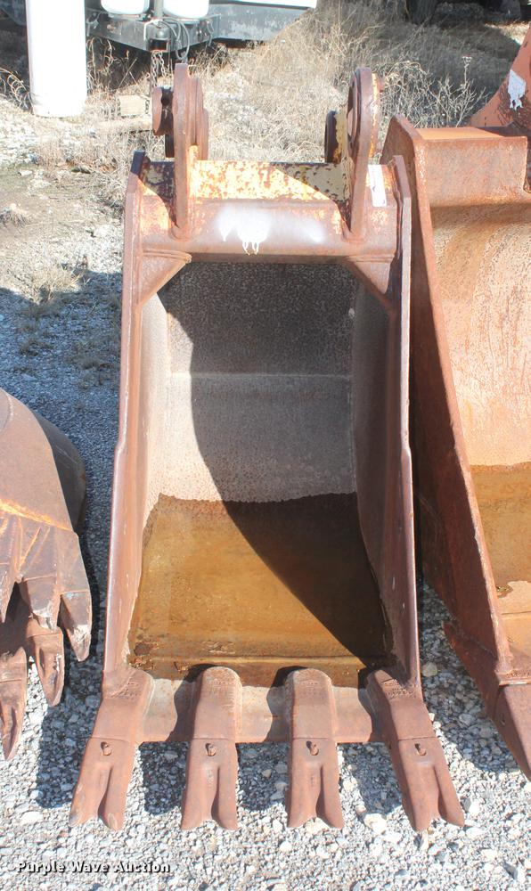 image for item DZ9854 John Deere 490E 24"W excavator bucket