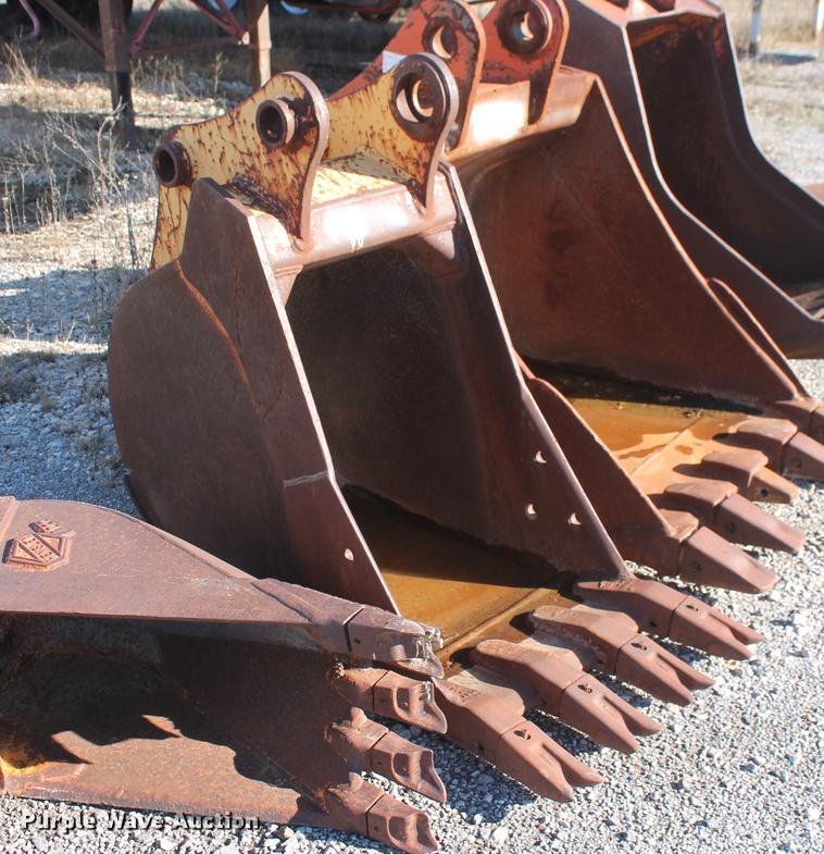 image for item DZ9854 John Deere 490E 24"W excavator bucket