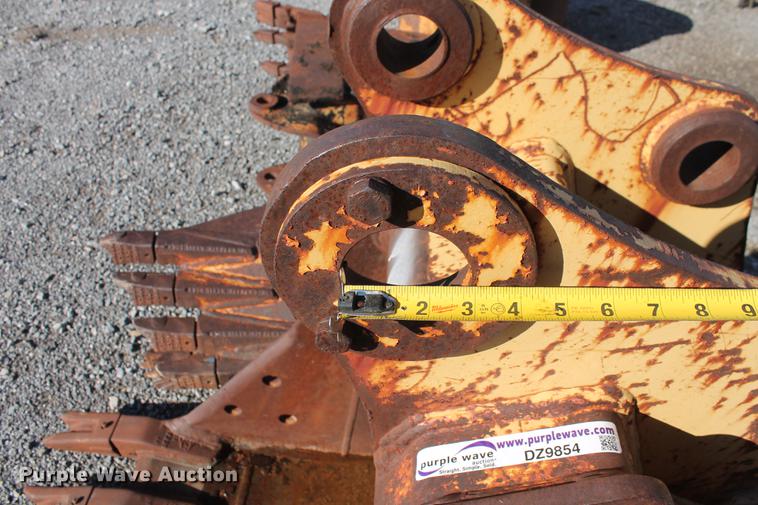 image for item DZ9854 John Deere 490E 24"W excavator bucket