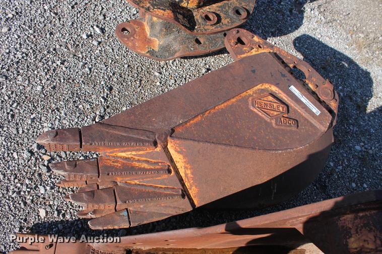 image for item DZ9855 Hensley 16"W V-bottom excavator rock bucket