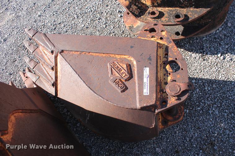 image for item DZ9855 Hensley 16"W V-bottom excavator rock bucket