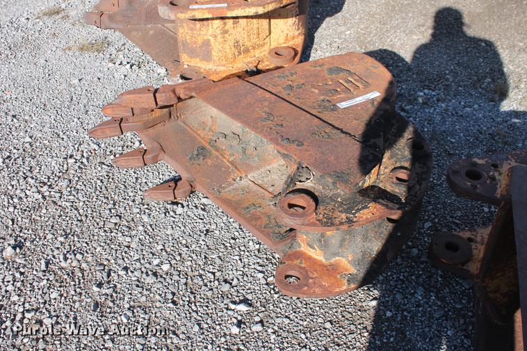image for item DZ9856 WB 18"W V-bottom excavator rock bucket