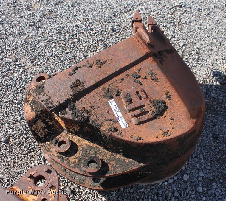 image for item DZ9856 WB 18"W V-bottom excavator rock bucket