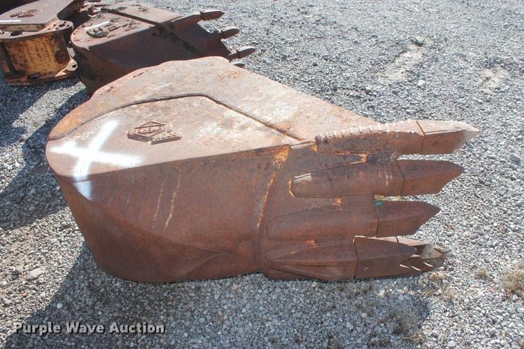 image for item DZ9857 Hensley 24"W V-bottom excavator rock bucket