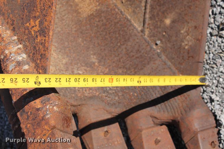 image for item DZ9857 Hensley 24"W V-bottom excavator rock bucket