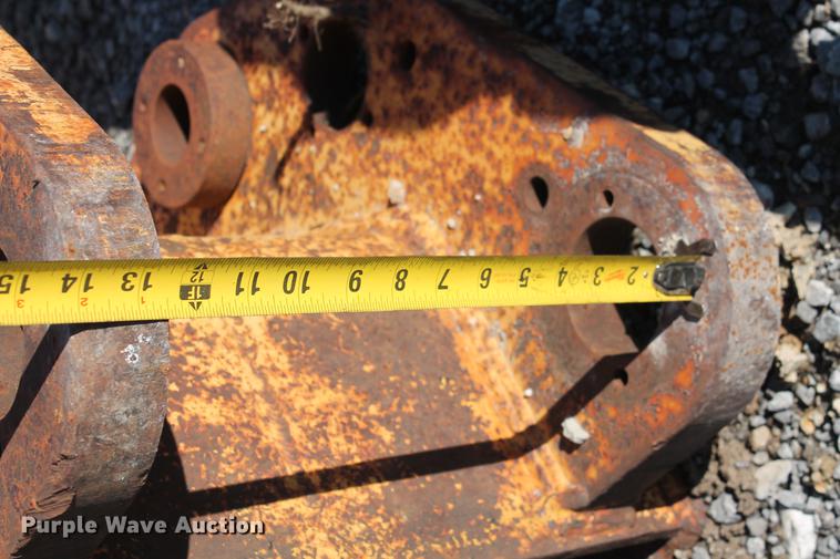 image for item DZ9857 Hensley 24"W V-bottom excavator rock bucket