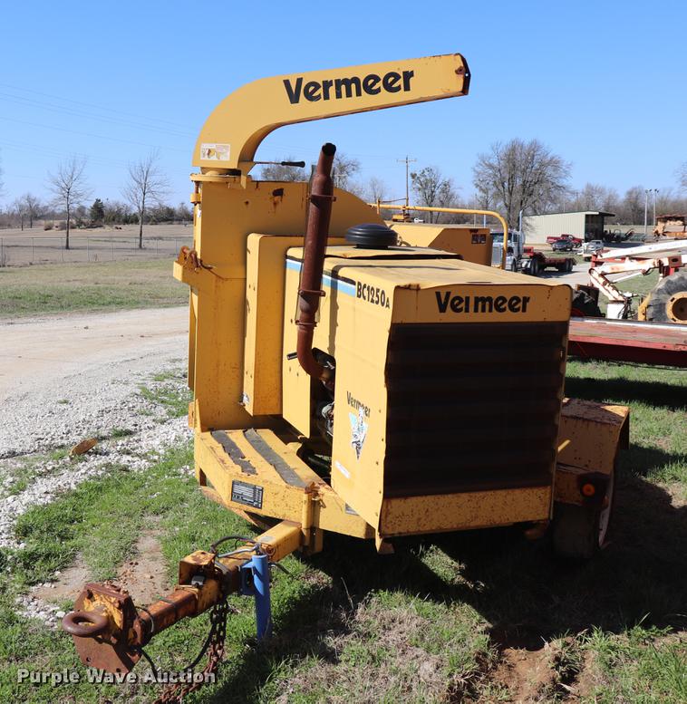 image for item EJ9765 1998 Vermeer BC1250A wood chipper