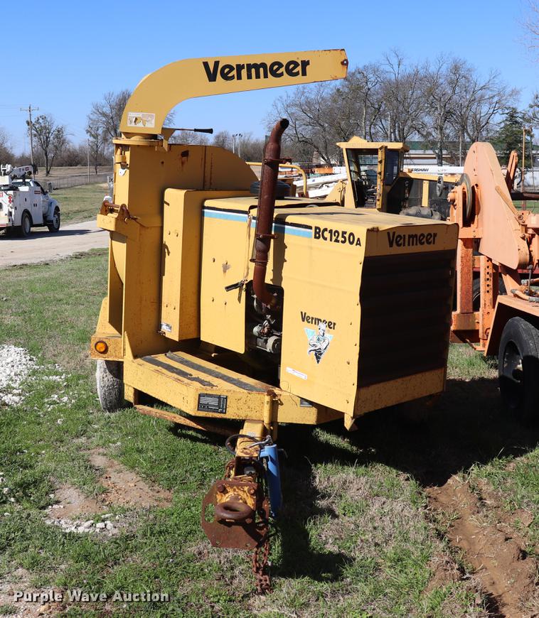 image for item EJ9765 1998 Vermeer BC1250A wood chipper