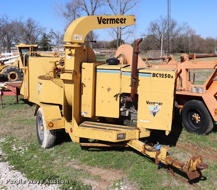image for item EJ9765 1998 Vermeer BC1250A wood chipper