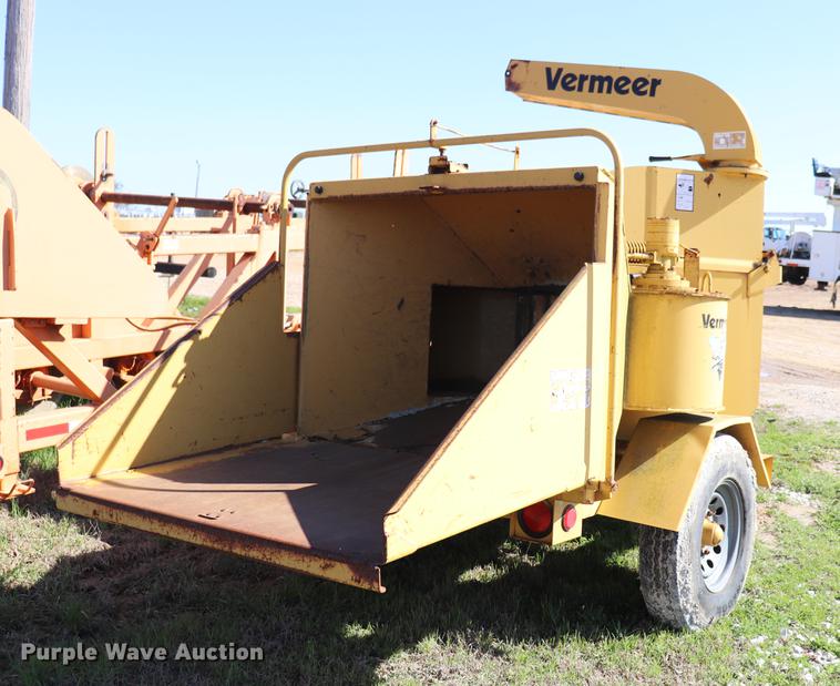 image for item EJ9765 1998 Vermeer BC1250A wood chipper