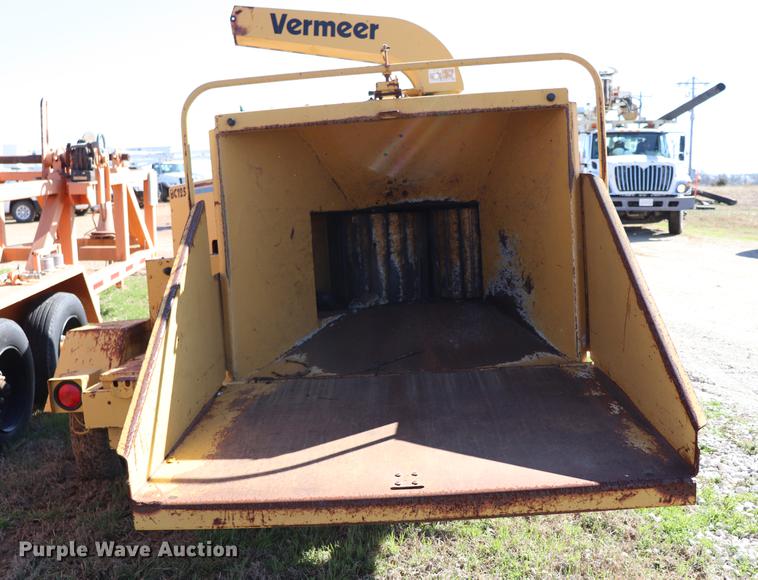image for item EJ9765 1998 Vermeer BC1250A wood chipper