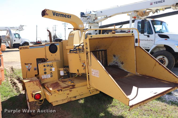 image for item EJ9765 1998 Vermeer BC1250A wood chipper