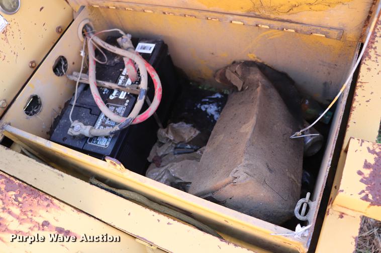 image for item EJ9765 1998 Vermeer BC1250A wood chipper