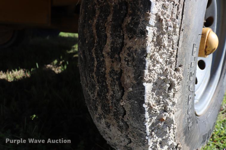 image for item EJ9765 1998 Vermeer BC1250A wood chipper