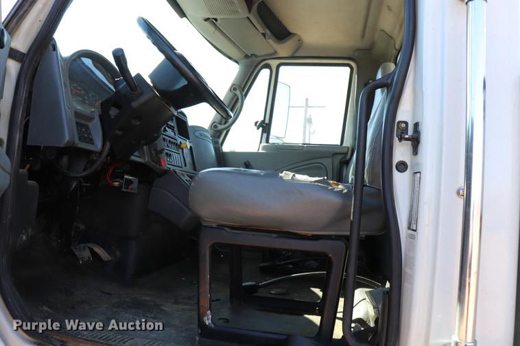 image for item EJ9771 2006 International 7300 bucket truck