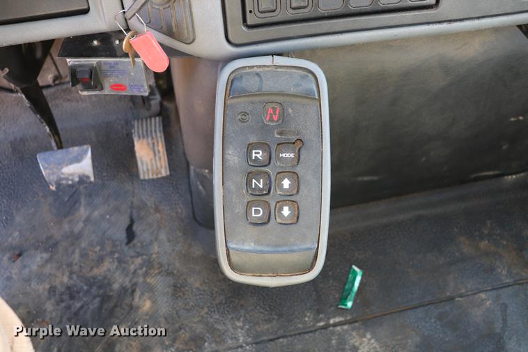 image for item EJ9771 2006 International 7300 bucket truck