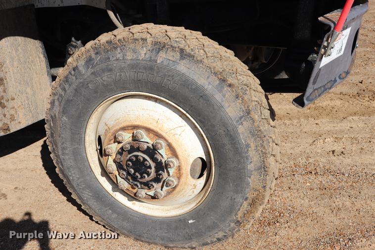 image for item EJ9771 2006 International 7300 bucket truck