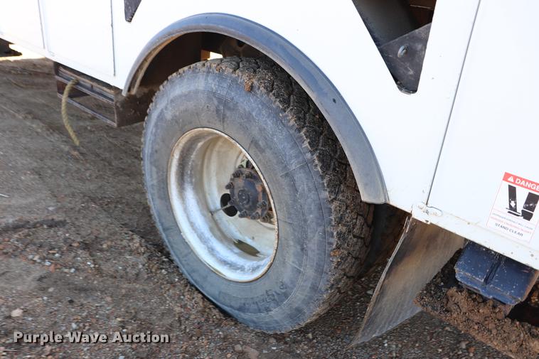 image for item EJ9771 2006 International 7300 bucket truck