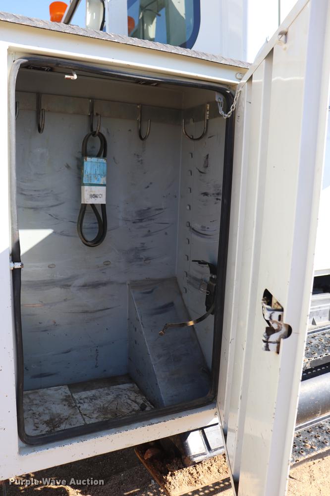 image for item EJ9771 2006 International 7300 bucket truck