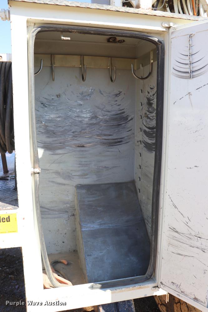 image for item EJ9771 2006 International 7300 bucket truck