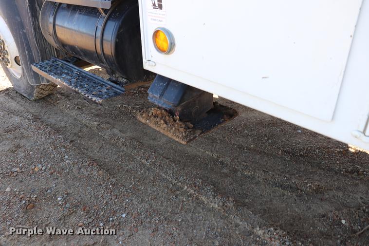 image for item EJ9771 2006 International 7300 bucket truck