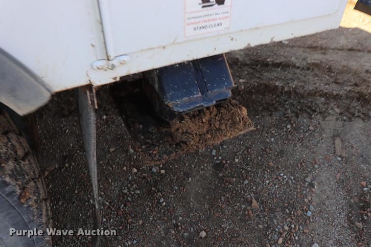 image for item EJ9771 2006 International 7300 bucket truck