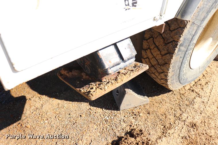 image for item EJ9771 2006 International 7300 bucket truck