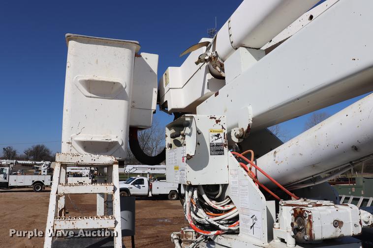 image for item EJ9771 2006 International 7300 bucket truck