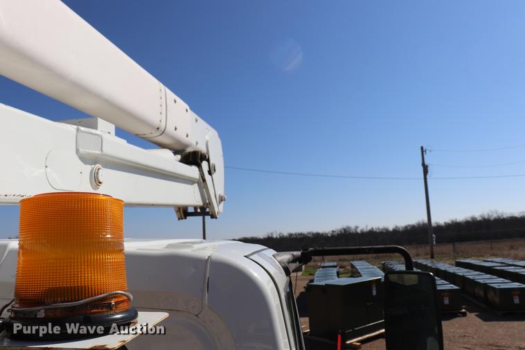 image for item EJ9771 2006 International 7300 bucket truck