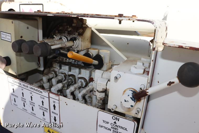 image for item EJ9771 2006 International 7300 bucket truck