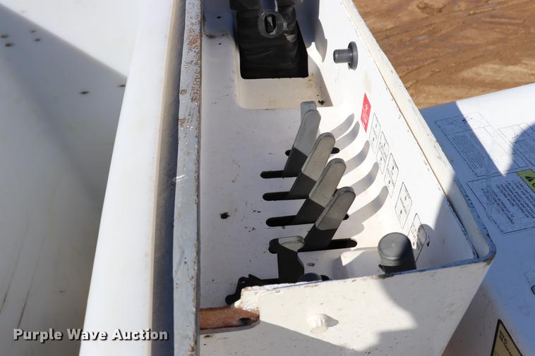 image for item EJ9771 2006 International 7300 bucket truck