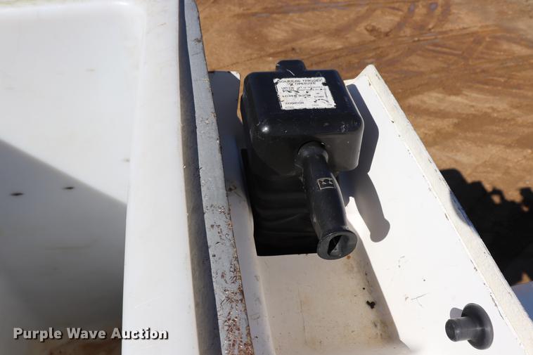 image for item EJ9771 2006 International 7300 bucket truck