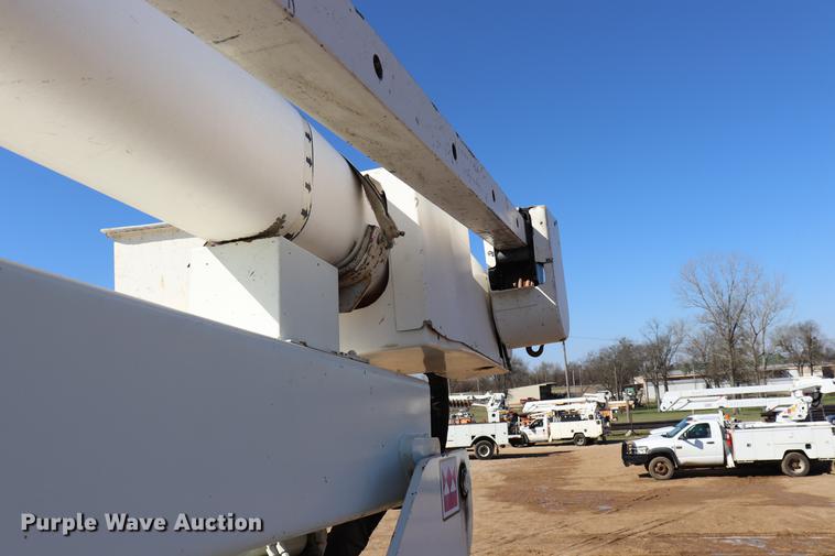 image for item EJ9771 2006 International 7300 bucket truck