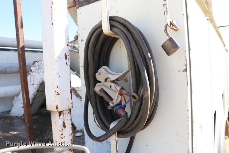 image for item EJ9771 2006 International 7300 bucket truck