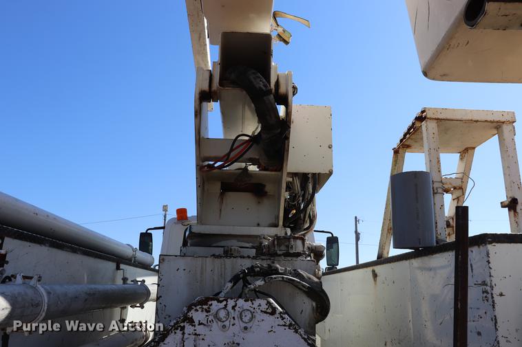 image for item EJ9771 2006 International 7300 bucket truck
