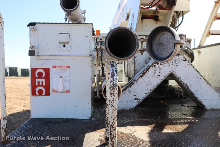 image for item EJ9771 2006 International 7300 bucket truck