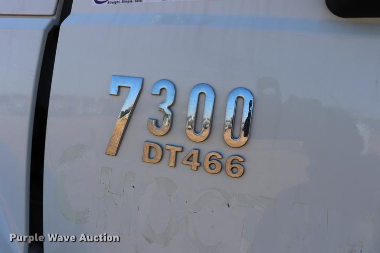 image for item EJ9771 2006 International 7300 bucket truck