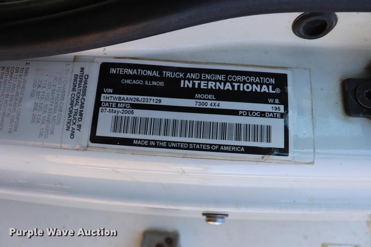 image for item EJ9771 2006 International 7300 bucket truck