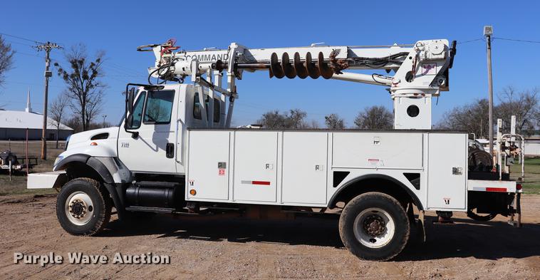 image for item EJ9772 2006 International 7300 digger derrick truck