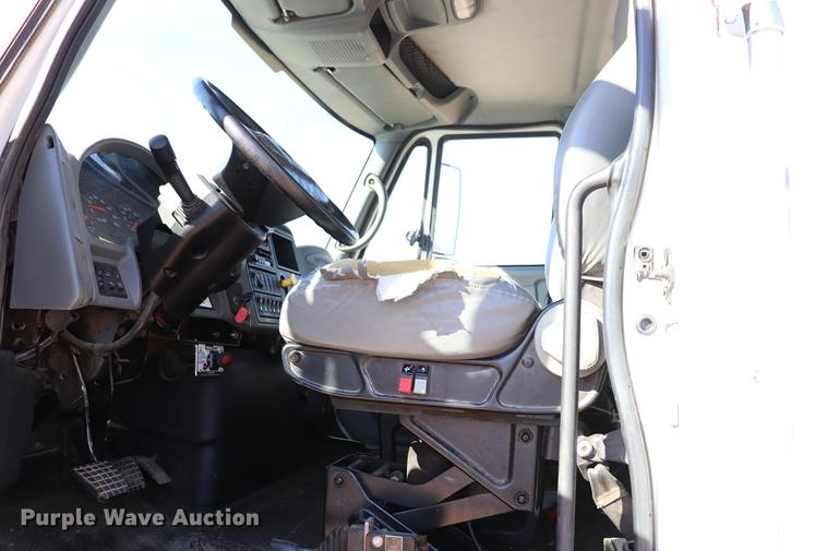 image for item EJ9772 2006 International 7300 digger derrick truck