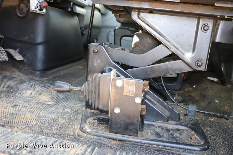 image for item EJ9772 2006 International 7300 digger derrick truck