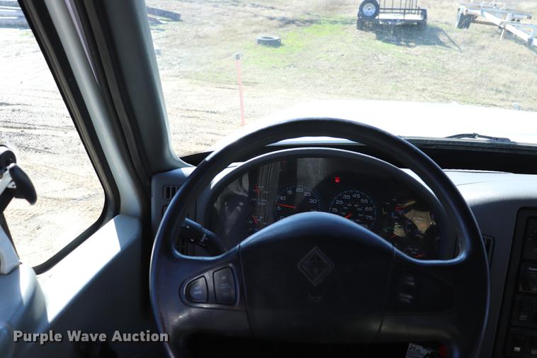 image for item EJ9772 2006 International 7300 digger derrick truck