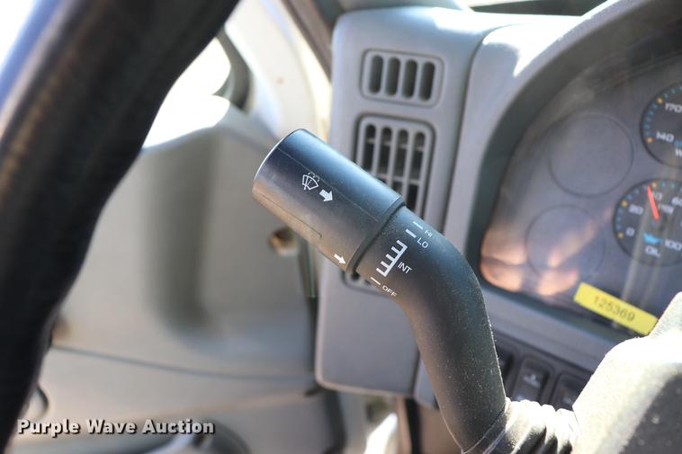 image for item EJ9772 2006 International 7300 digger derrick truck