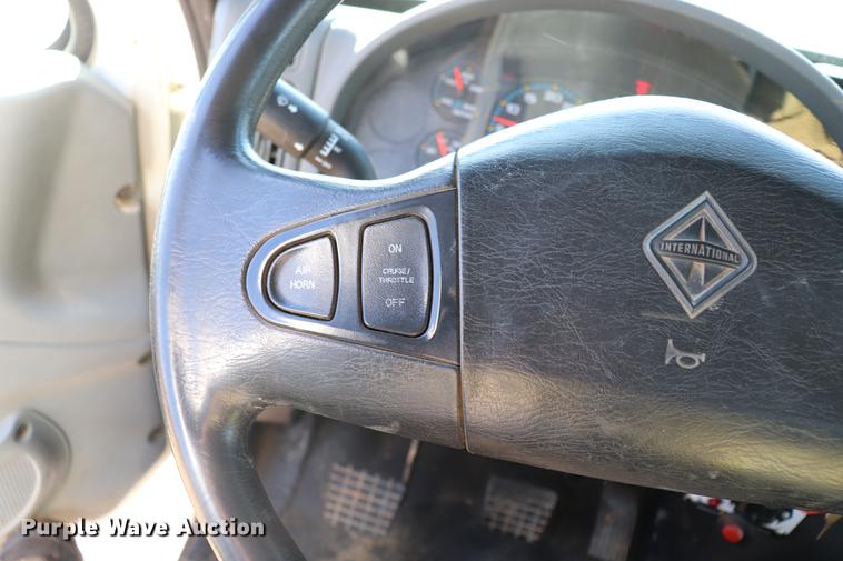 image for item EJ9772 2006 International 7300 digger derrick truck