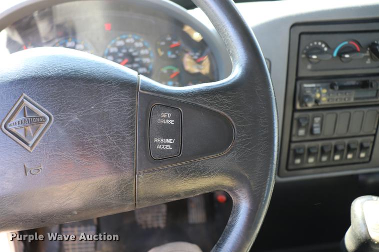 image for item EJ9772 2006 International 7300 digger derrick truck